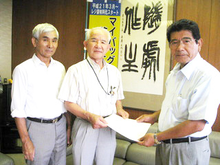 要望書を手渡す梶田稔議員団長(中)と