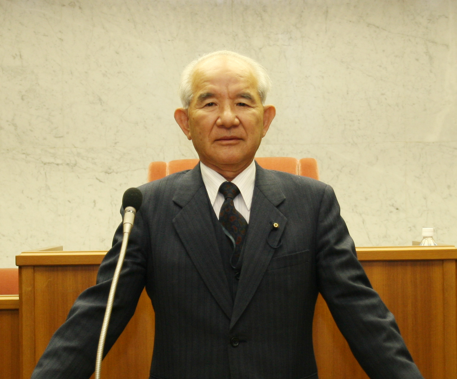 ↑一般質問を行う梶田稔議員（3月10日）